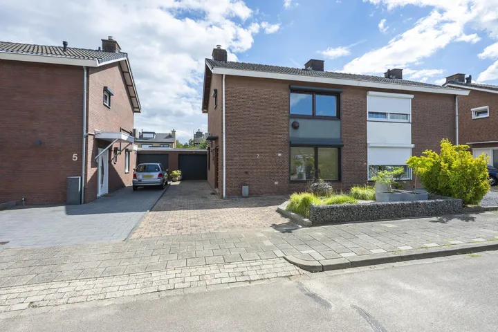Twee-onder-één-kap te koop: Stiftstraat 7, Landgraaf