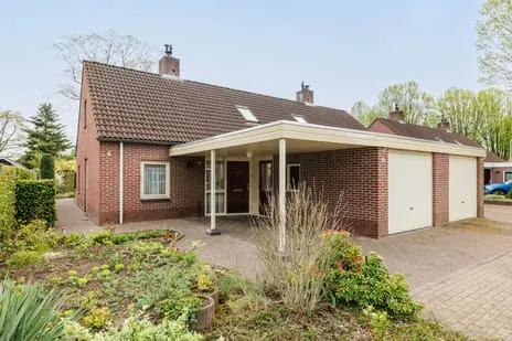 Twee-onder-één-kap te koop: Stijne van Sallandtstraat 28, Dorp Diepenveen Diepenveen