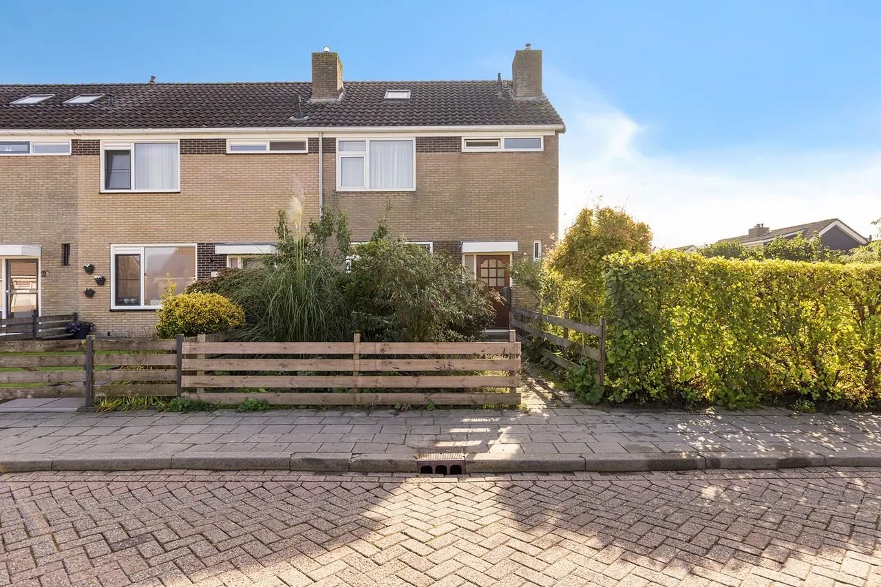 Hoekwoning te koop: Stjûrmanstún 15, Hallum