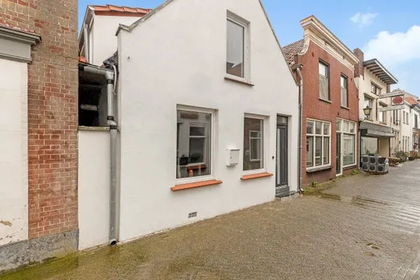 Tussenwoning te koop: Straatdijk 14, Dirksland centrum Dirksland