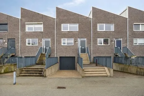 Tussenwoning te koop: Strausslaan 49, Nieuw-Vennep