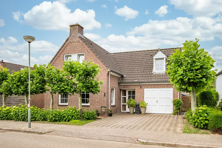 Vrijstaande woning te koop: Strikkenhof 1, Kern Haelen Haelen