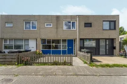 Tussenwoning te koop: Struikroospad 13, Bloemenbuurt West Almere
