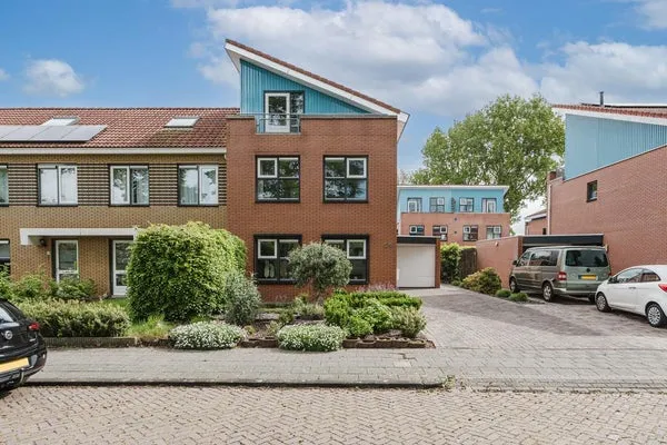 Hoekwoning te koop: Surinamesingel 25, Midden Heerenveen
