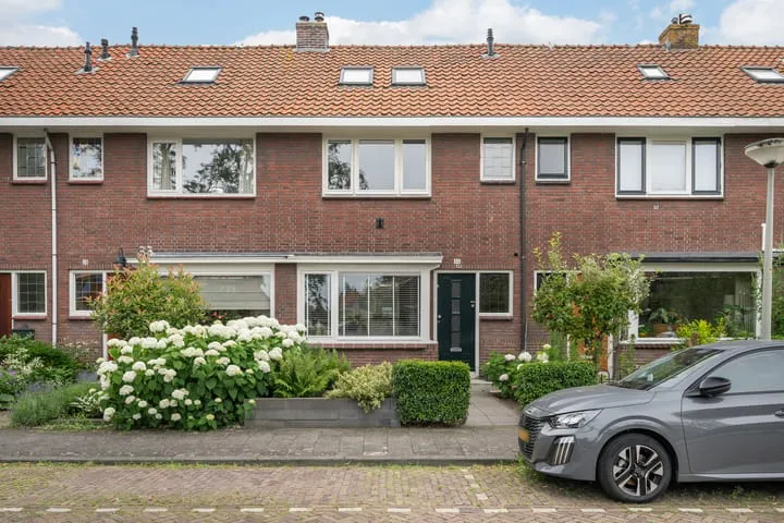 Terraced house for sale: Surinamesingel 45, Indische Buurt Vlaardingen