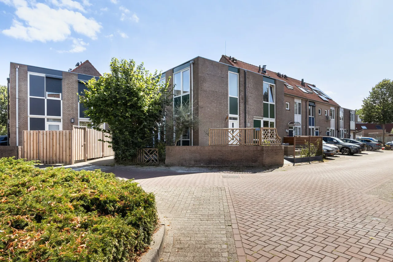Hoekwoning te koop: Suze Groeneweg-erf 380, Dordrecht