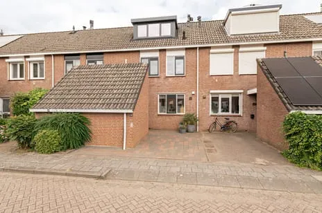 Tussenwoning te koop: Suze Groenewegstraat 33, Rauwenhof Tiel