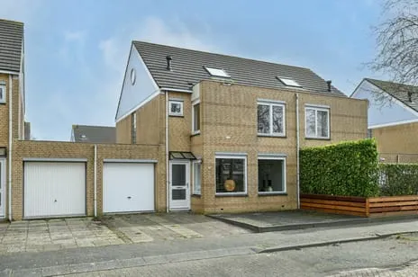 Tussenwoning te koop: Suze Robertsonlaan 10, Betsy Perkbuurt Amstelveen