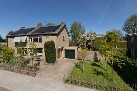 Twee-onder-één-kap te koop: Sytsingawiersterleane 33, Omgeving Leeuwarderweg en bungalowpark Sneek
