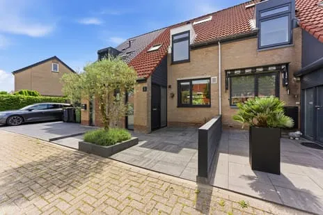 Tussenwoning te koop: 't Hoogt 16, Strijen Woonkern Strijen