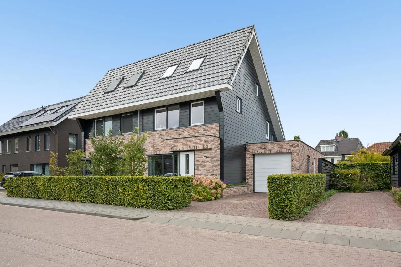 Twee-onder-één-kap te koop: 't Veld 24, Overberg