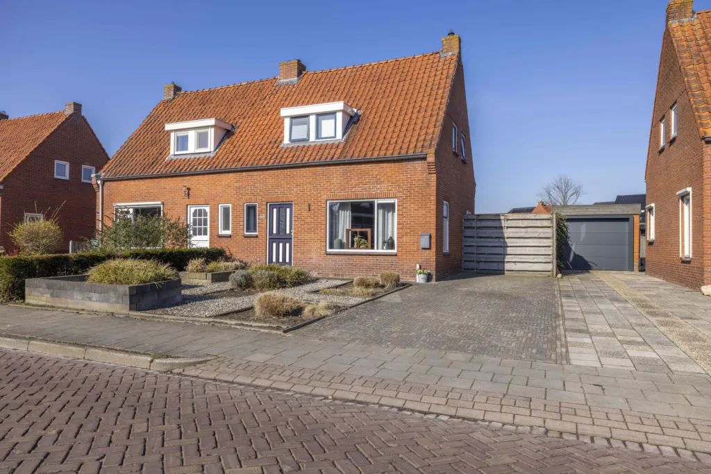 Twee-onder-één-kap te koop: Taeke Schuilengalaan 69, Surhuisterveen