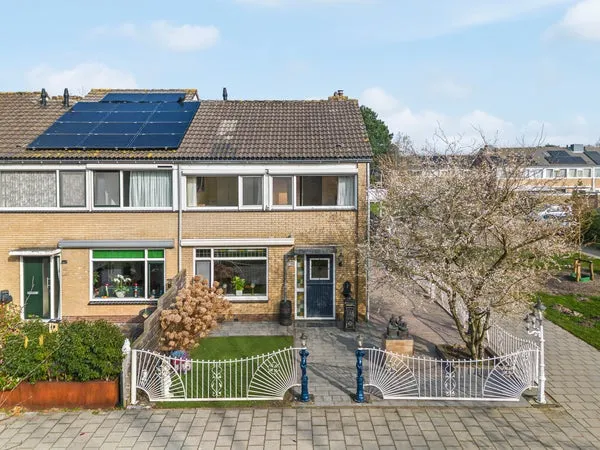 Corner house for sale: Tamboerijnhof 15, Rooswijk Zaandijk