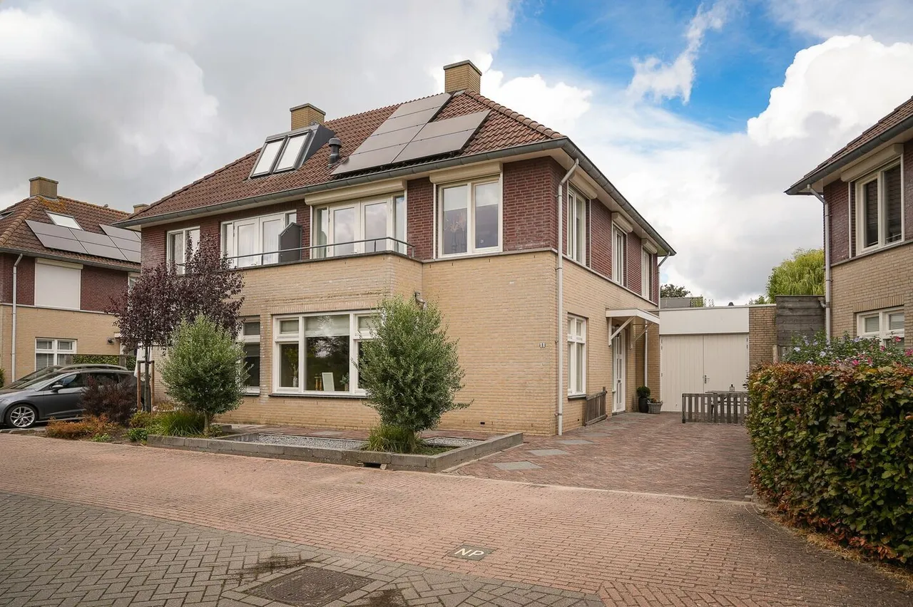 Twee-onder-één-kap te koop: Taxhof 8, Wijk En Aalburg