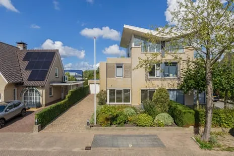 Twee-onder-één-kap te koop: Theo van Doesburglaan 11, De Morsebel Oegstgeest