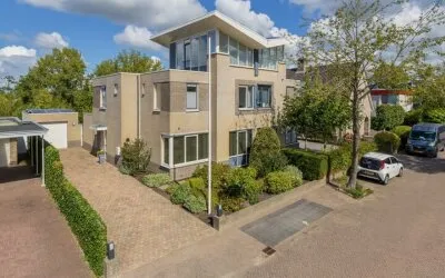 Twee-onder-één-kap te koop: Theo van Doesburglaan 11, De Morsebel Oegstgeest