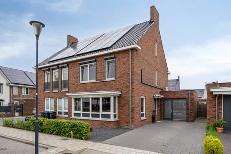 Twee-onder-één-kap te koop: Thijs de Torenwachterstr 5, Verspreide huizen Hoeven Zaltbommel