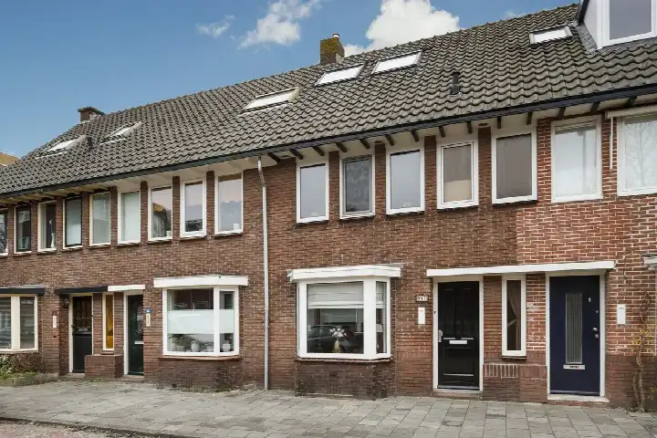 Tussenwoning te koop: A.H.G. Fokkerstraat 67, Prins Bernhardplein en omgeving Utrecht