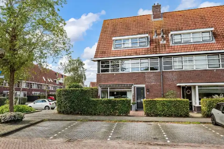 Hoekwoning te koop: A. Molletstraat 32, Springerbuurt Velserbroek
