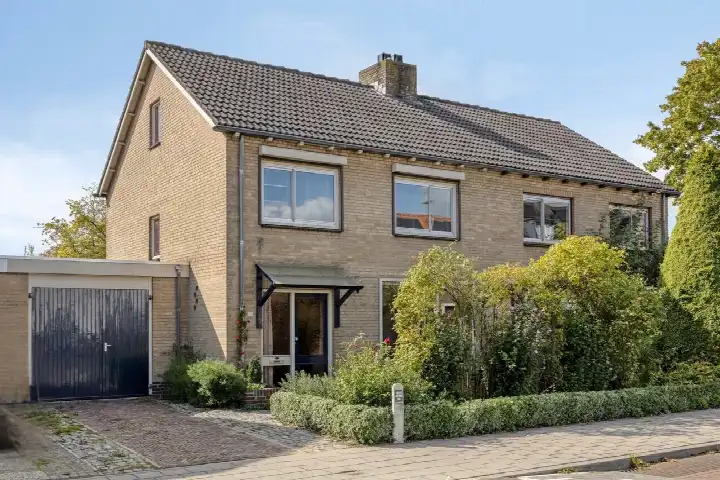 Terraced house for sale: Aakstraat 10, Zaltbommel Vergt en omgeving Zaltbommel