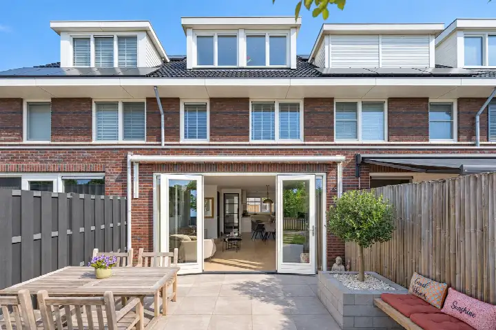Terraced house for sale: Aalscholver 2, Verspreide huizen West Leimuiden