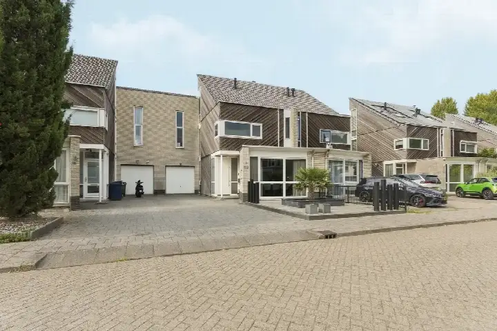 Terraced house for sale: Aardbeienstraat 13, Parkwijk Zuidoost Almere