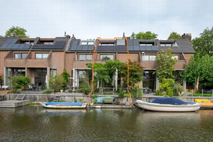 Terraced house for sale: Abraham Kuyperplein 5, Waardeiland Leiden