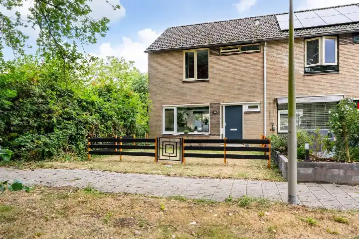 Corner house for sale: Achthuizenplantsoen 1, Elderveld-Zuid Arnhem