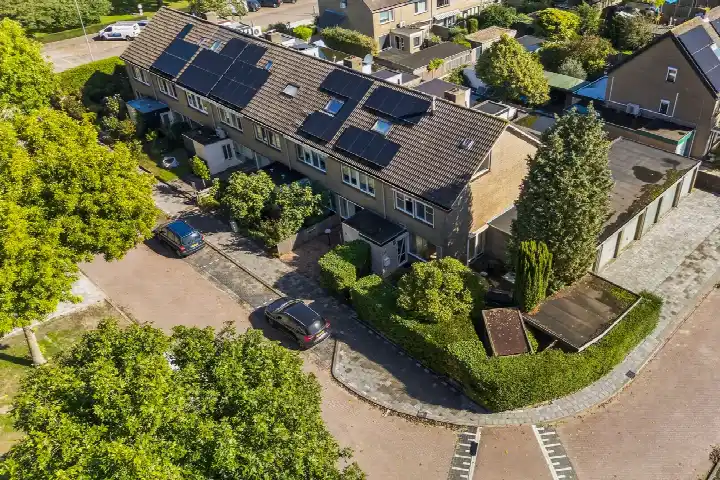 Tussenwoning te koop: Acquoylaan 15, Wadenoijenlaan e.o. Tiel