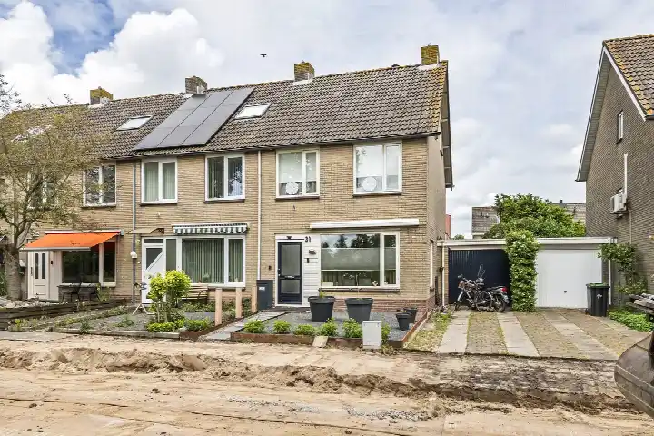 Tussenwoning te koop: Acquoylaan 31, Wadenoijenlaan e.o. Tiel