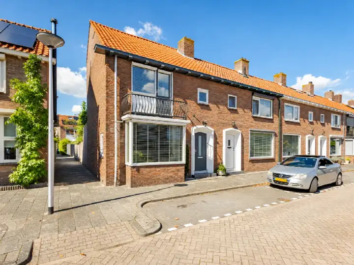 Corner house for sale: Adama van Scheltemastraat 10, Winklerplein-Zuid Sliedrecht