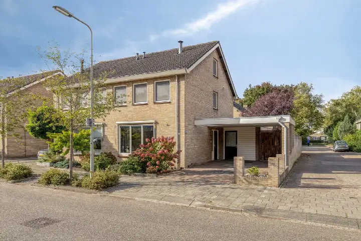 Corner house for sale: Adelaar 109, Roofvogelbuurt Oss
