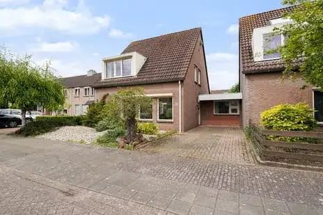 Corner house for sale: Adenauerlaan 49, Vijfhoeven Vlijmen