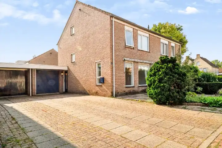 Terraced house for sale: Adenauerstraat 4, Methen Zevenaar