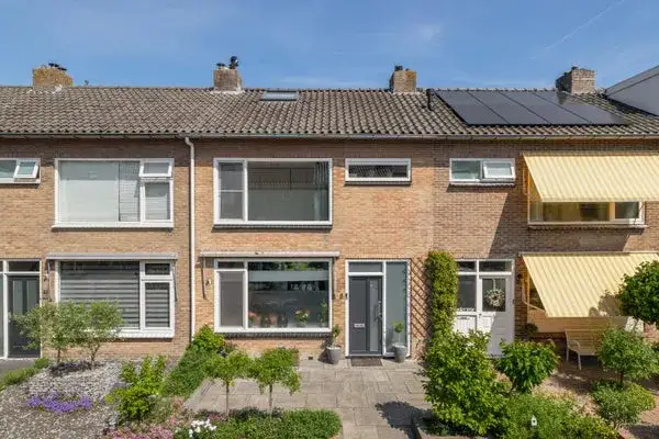 Tussenwoning te koop: Ahornstraat 8, Bomenbuurt Alphen Aan Den Rijn