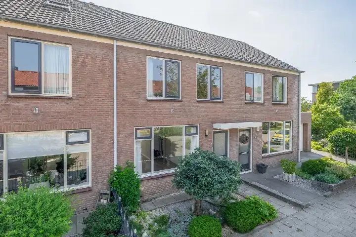 Tussenwoning te koop: Akelei 28, Dirksland zuid Dirksland