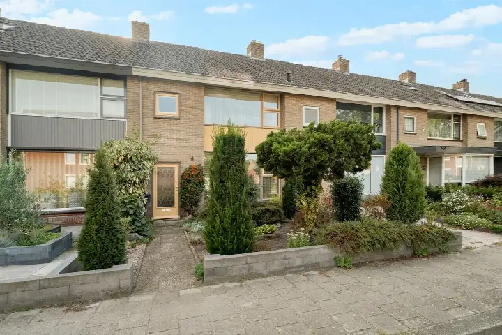 Tussenwoning te koop: Alberdingk Thijmlaan 24, Stadsdennen Noord Harderwijk