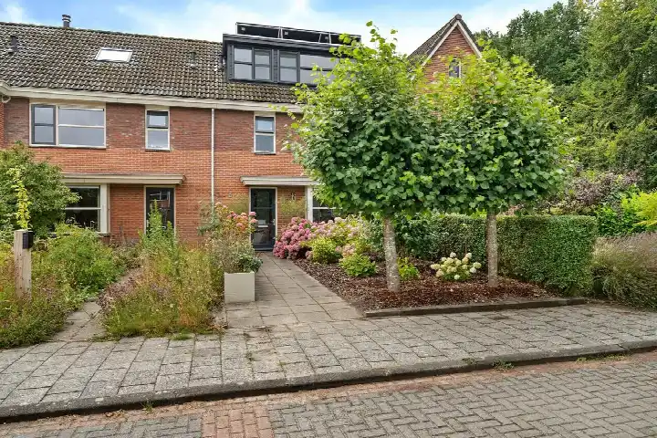 Tussenwoning te koop: Albert Cuyp 4, Creil-woonkern Creil