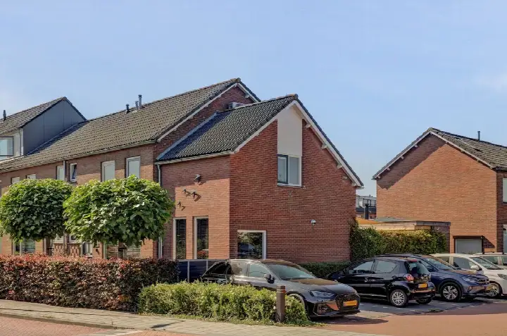 Corner house for sale: Albert Schweitzerstraat 25, Reeuwijk-Brug-Zuidwest Reeuwijk