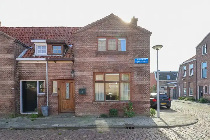Corner house for sale: Albertine Agnesstraat 25, Sperkhem en industrieterrein Houkesloot Sneek
