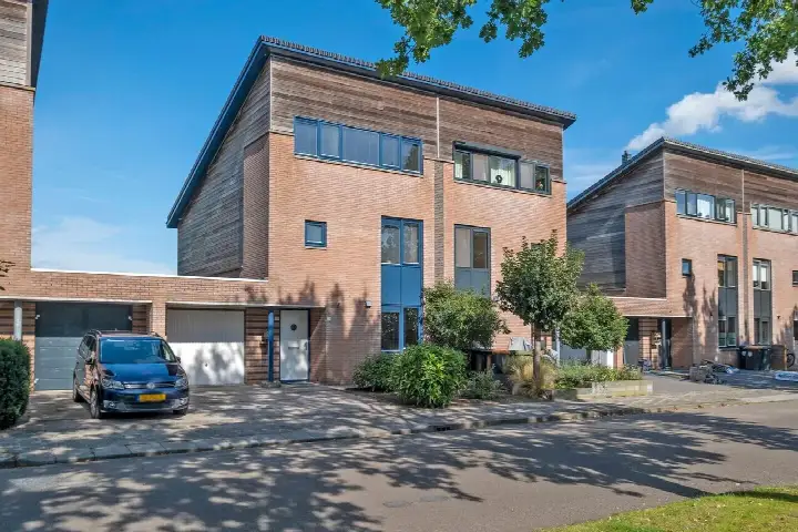 Tussenwoning te koop: Alexander Dubcekweg 76, De Messchen Assen