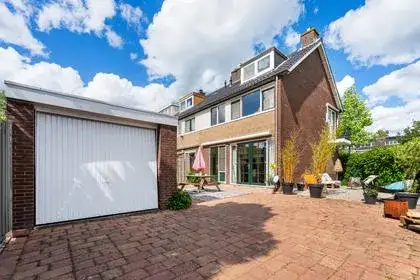 Corner house for sale: Alfred Nobelstraat 19, Ruimzicht West Diemen