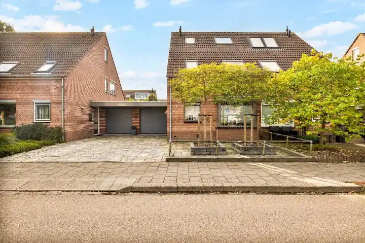 Tussenwoning te koop: Alie Postmastraat 17, Muggenburg Schagen