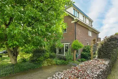 Twee-onder-één-kap te koop: Alteveer 17E, Velp-Noord boven spoorlijn Velp (Ge)
