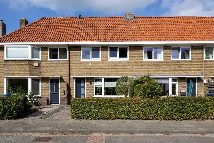 Tussenwoning te koop: Amaliastraat 15, Sperkhem en industrieterrein Houkesloot Sneek