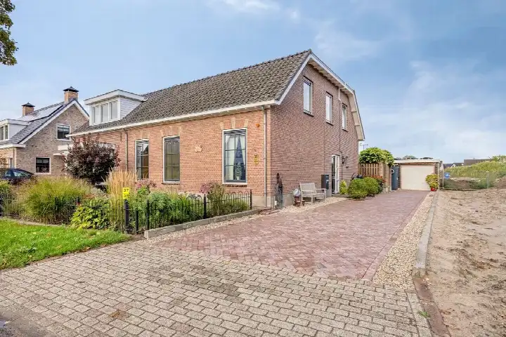 Twee-onder-één-kap te koop: Ambachtsheerelaan 35, Harmelen-Noord (dorp) Harmelen