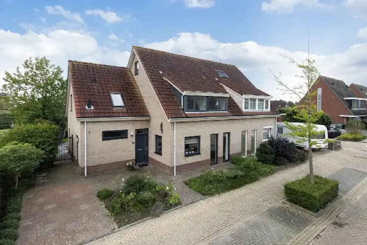 Twee-onder-één-kap te koop: Ambachtsherenweg 13, Nieuw-Beijerland Woonkern Nieuw-Beijerland