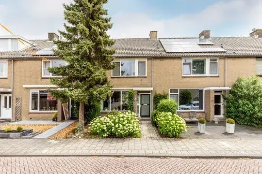 Terraced house for sale: Andries Wouterszhof 20, Heinenoord Woonkern Heinenoord