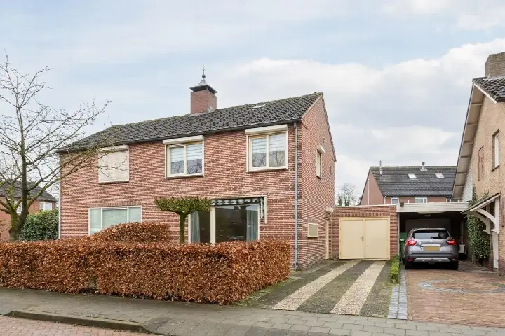 Twee-onder-één-kap te koop: Anemonenstraat 17, Bloemenwijk Veghel