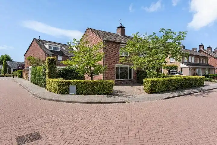 Twee-onder-één-kap te koop: Anemonenstraat 19, Bloemenwijk Veghel